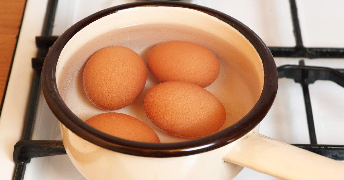Почему лопаются яйца. Как сварить яйцо чтобы оно легко чистилось. Прибор для того чтобы яйца легко чистились. Как варить яйца чтобы легко чистились. Как правильно варить яйца что хорошо чистились.