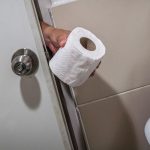 Почему на самом деле нельзя пользоваться туалетной бумагой! Удивительное дело!