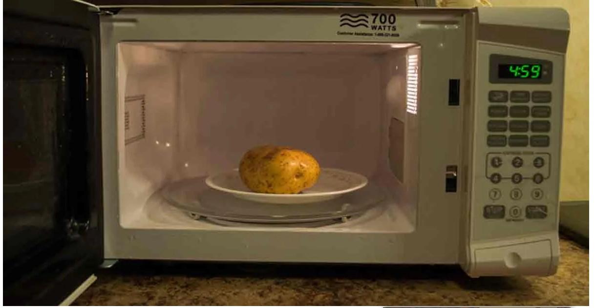 Можно выпекать в микроволновке. Микроволновка на картошке. Овощи в микроволновой печи.. Картофель в микроволновой печи. Советская микроволновая печь.