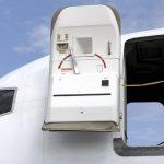 Пассажир открыл дверь самолета на высоте 250 метров. Вот те раз! Ого!