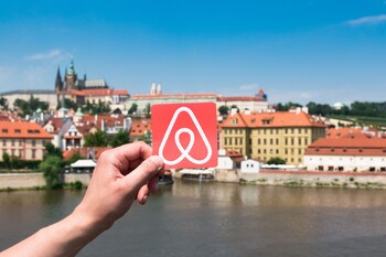 Десять крупных городов призвали власти ЕС отрегулировать работу Airbnb 